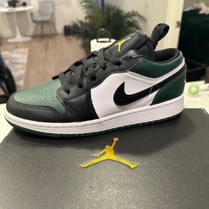 NWT Jordan 1 low green toe US 4.5y (Women’s 6)
